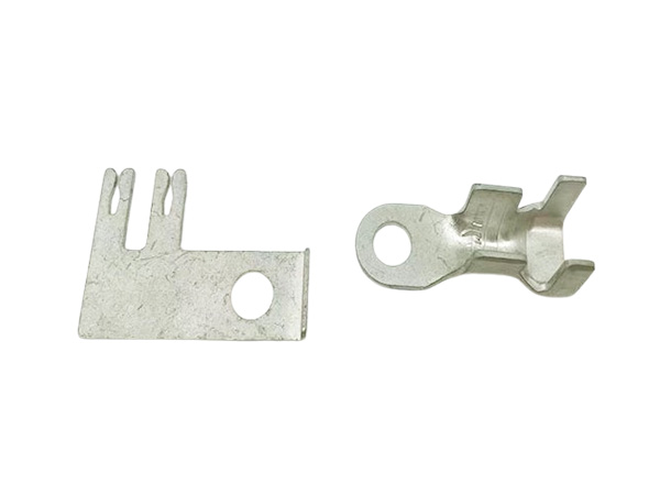 What factors can affect the accuracy of hardware stretching parts?